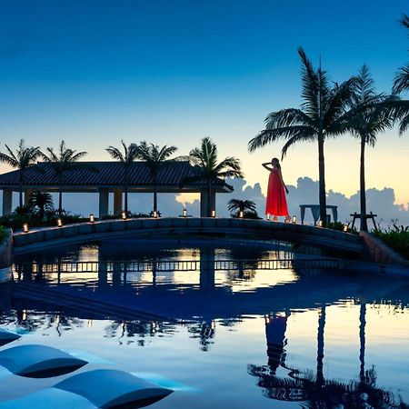Oriental Hotel Okinawa Resort & Spa Nago Exterior foto The pool at the hotel