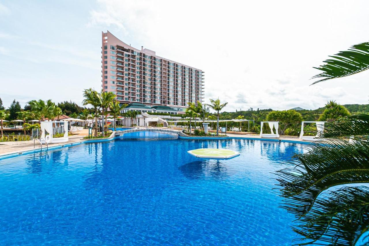 Oriental Hotel Okinawa Resort & Spa Nago Exterior foto The swimming pool at the resort