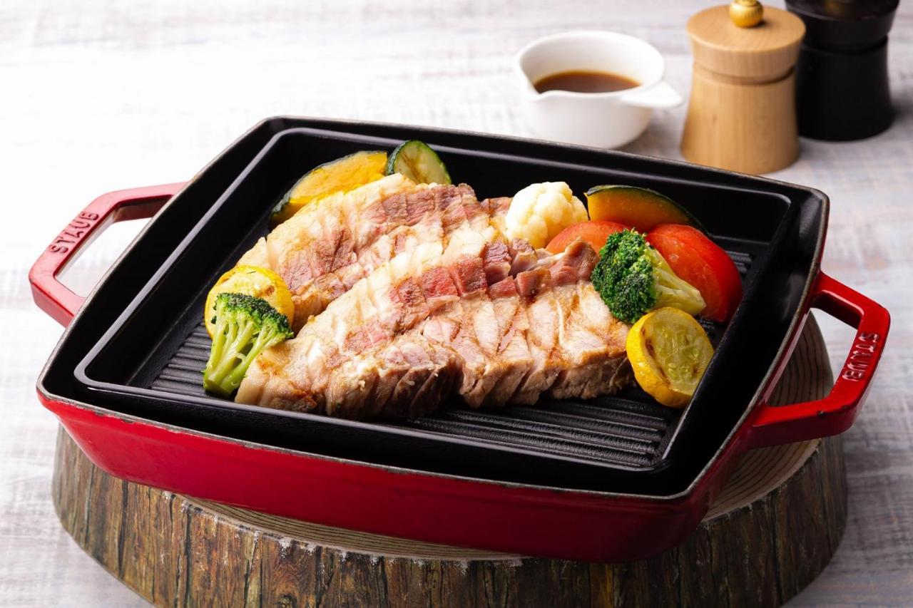 Oriental Hotel Okinawa Resort & Spa Nago Exterior foto A cast iron grill pan
