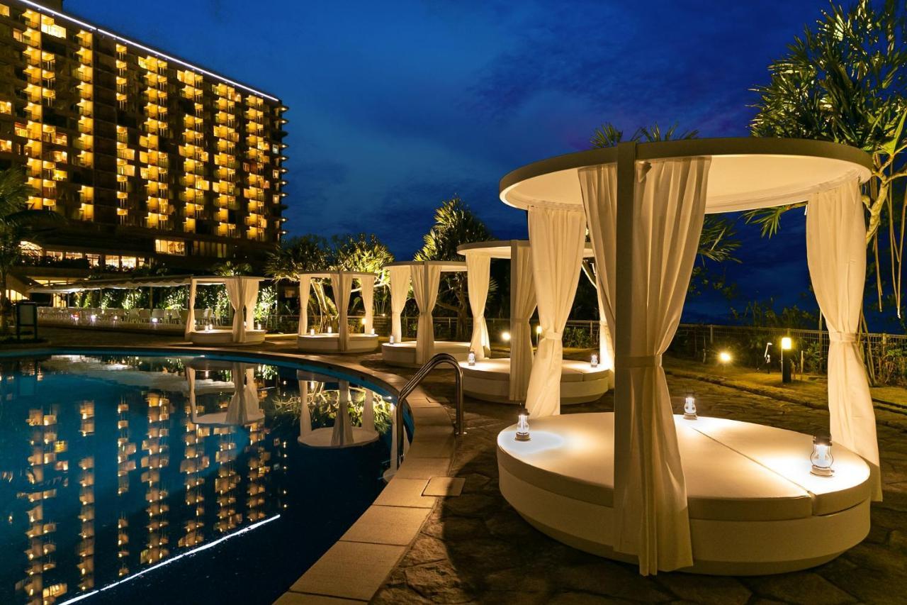 Oriental Hotel Okinawa Resort & Spa Nago Exterior foto The pool at the Royal Garden Villas