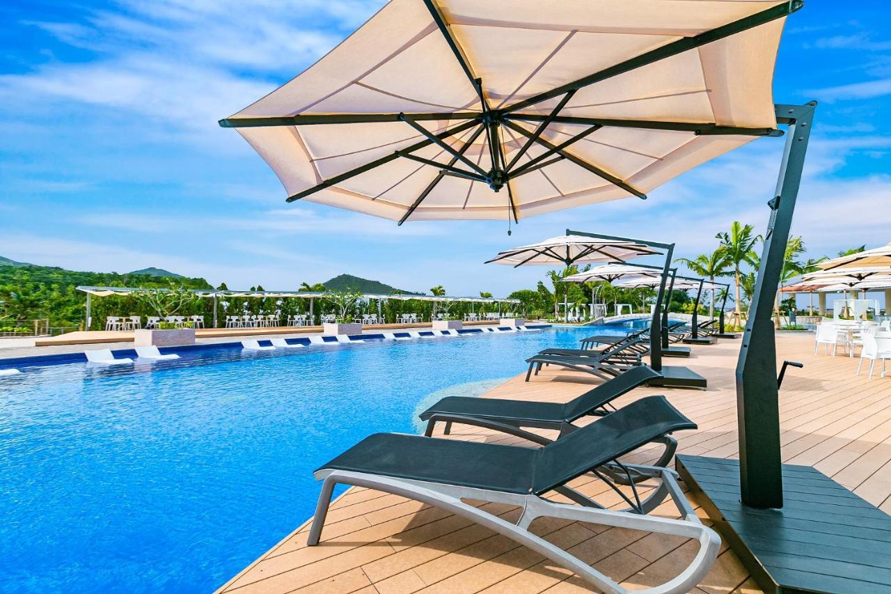 Oriental Hotel Okinawa Resort & Spa Nago Exterior foto The pool at the resort