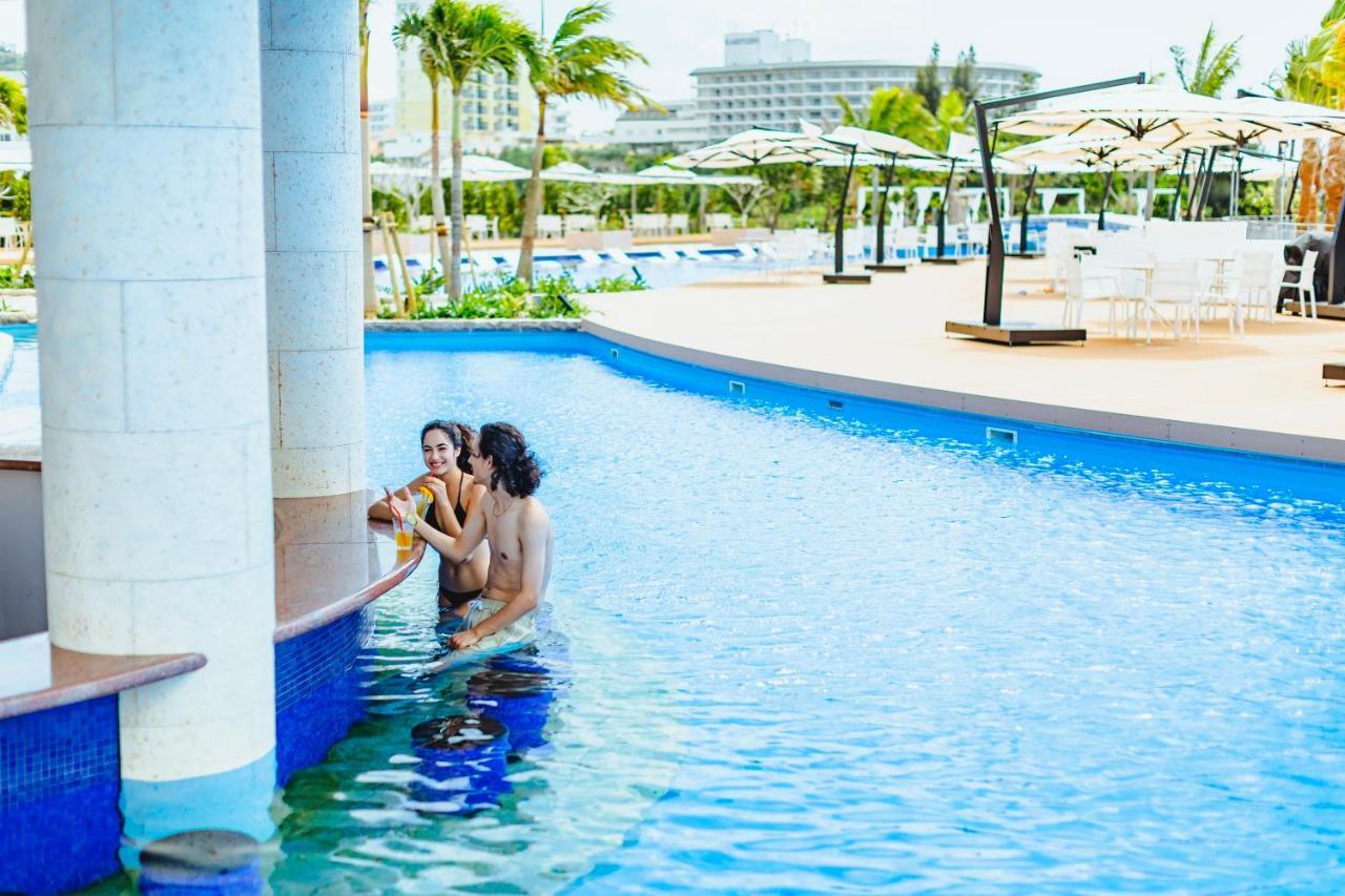 Oriental Hotel Okinawa Resort & Spa Nago Exterior foto The swimming pool at the hotel