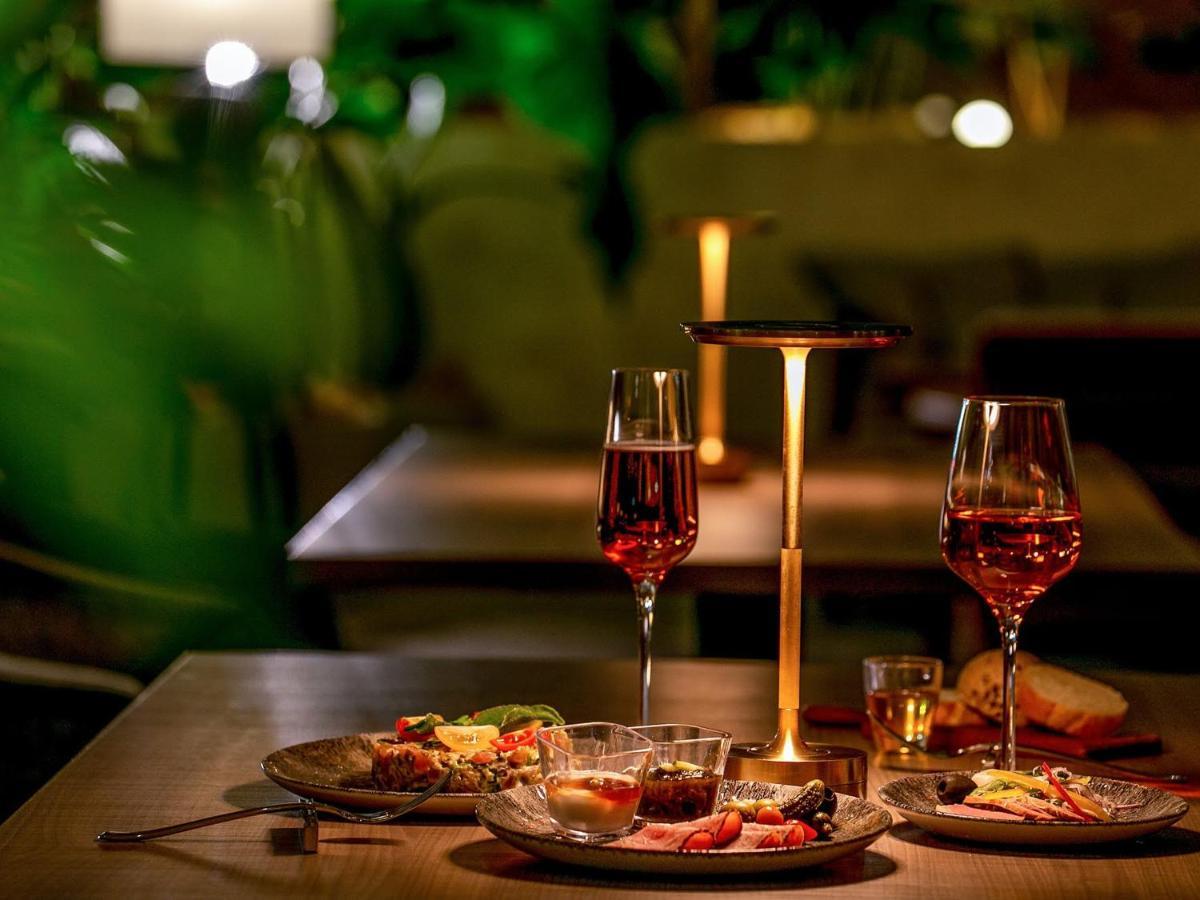 Oriental Hotel Okinawa Resort & Spa Nago Exterior foto A candlelight dinner