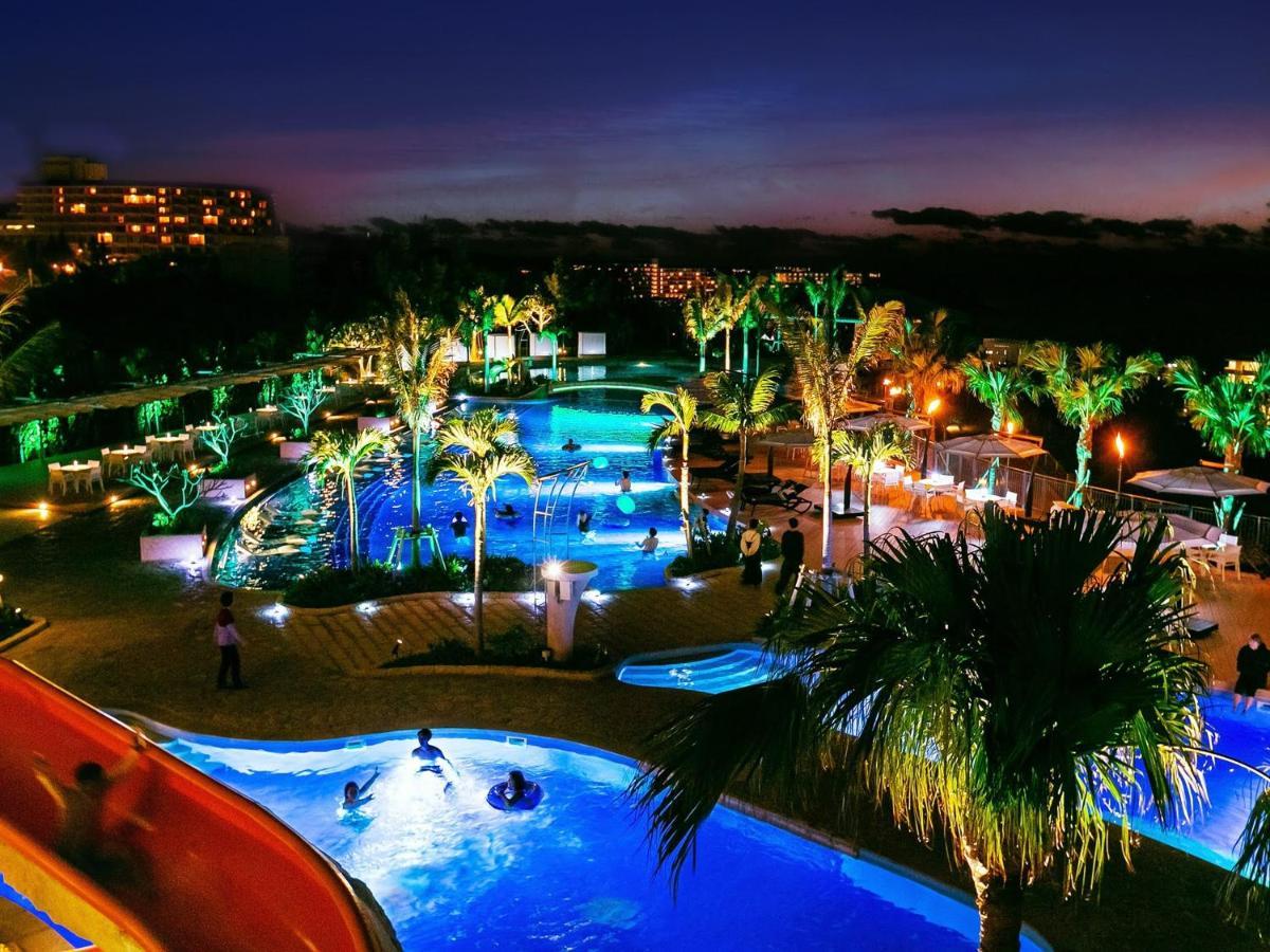 Oriental Hotel Okinawa Resort & Spa Nago Exterior foto The resort at night