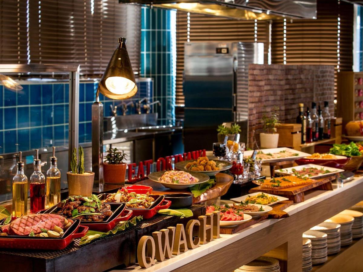 Oriental Hotel Okinawa Resort & Spa Nago Exterior foto A buffet at a restaurant