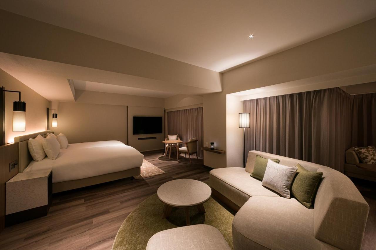 Oriental Hotel Okinawa Resort & Spa Nago Exterior foto A suite at the hotel