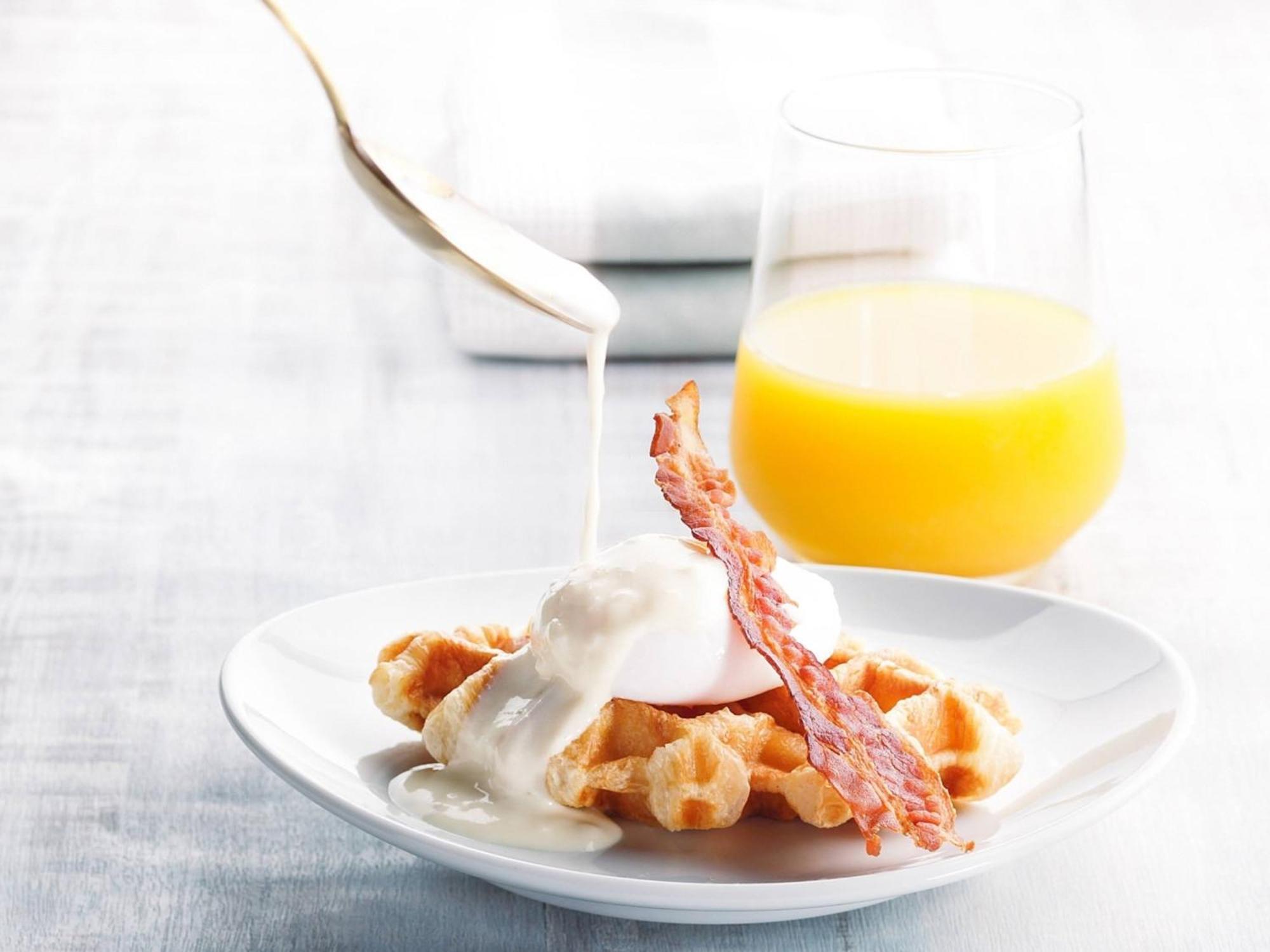 Oriental Hotel Okinawa Resort & Spa Nago Exterior foto A breakfast of waffles, bacon and orange juice
