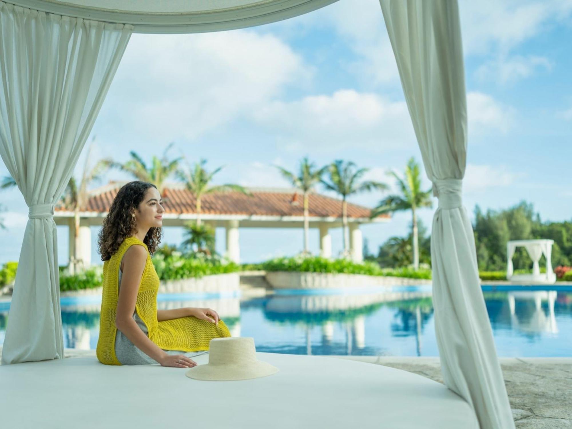 Oriental Hotel Okinawa Resort & Spa Nago Exterior foto A woman relaxing at a resort
