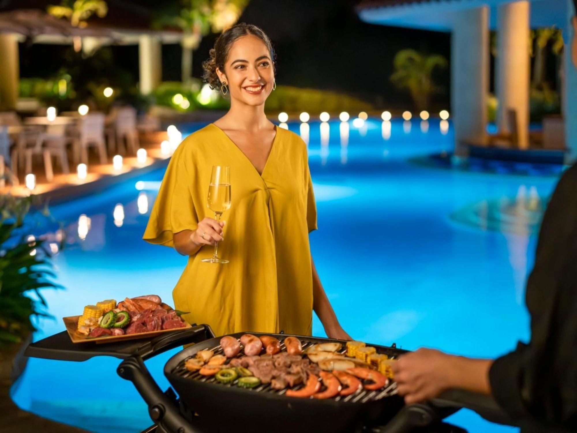 Oriental Hotel Okinawa Resort & Spa Nago Exterior foto A woman cooking a barbecue