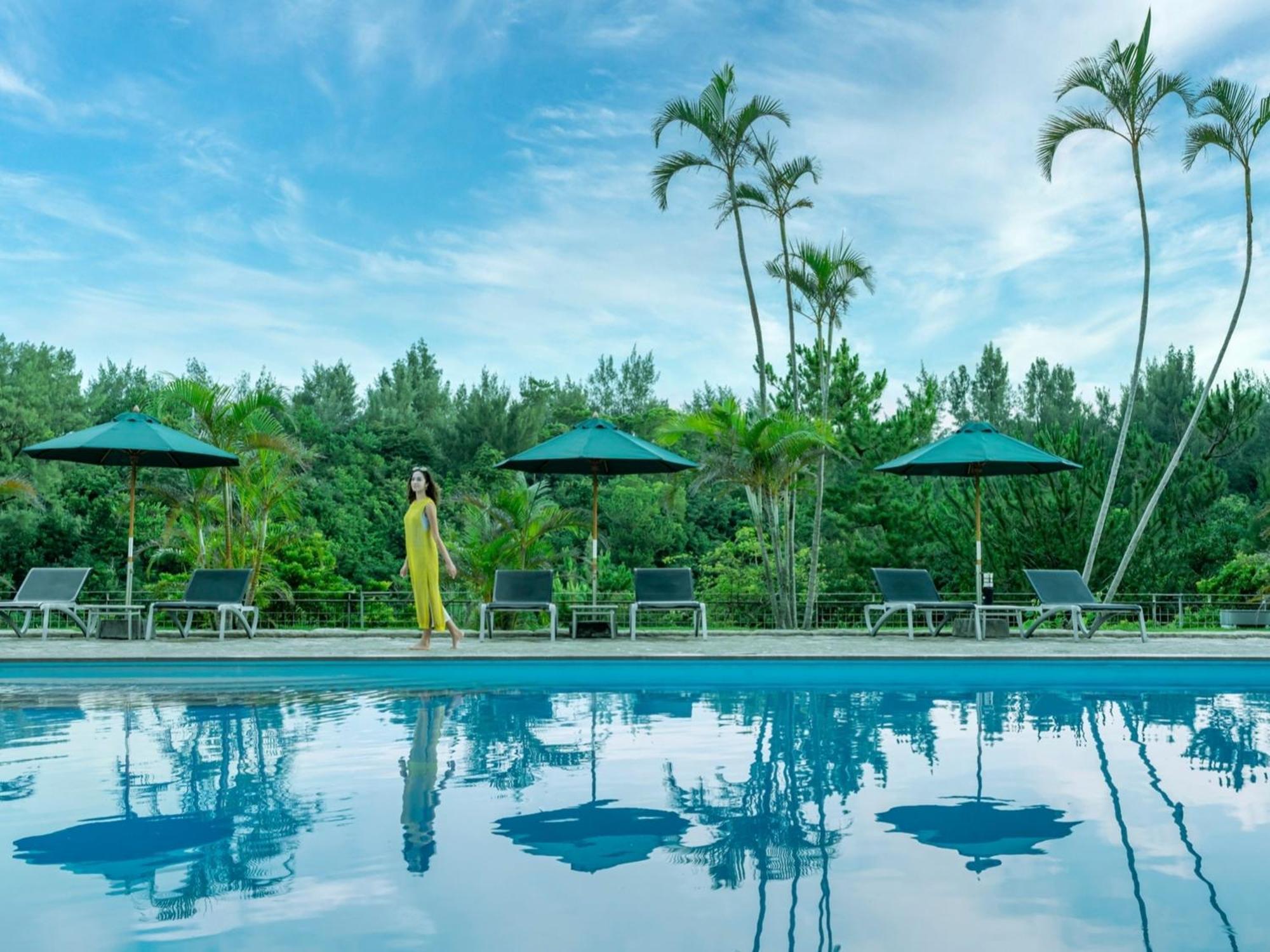 Oriental Hotel Okinawa Resort & Spa Nago Exterior foto The swimming pool at the resort