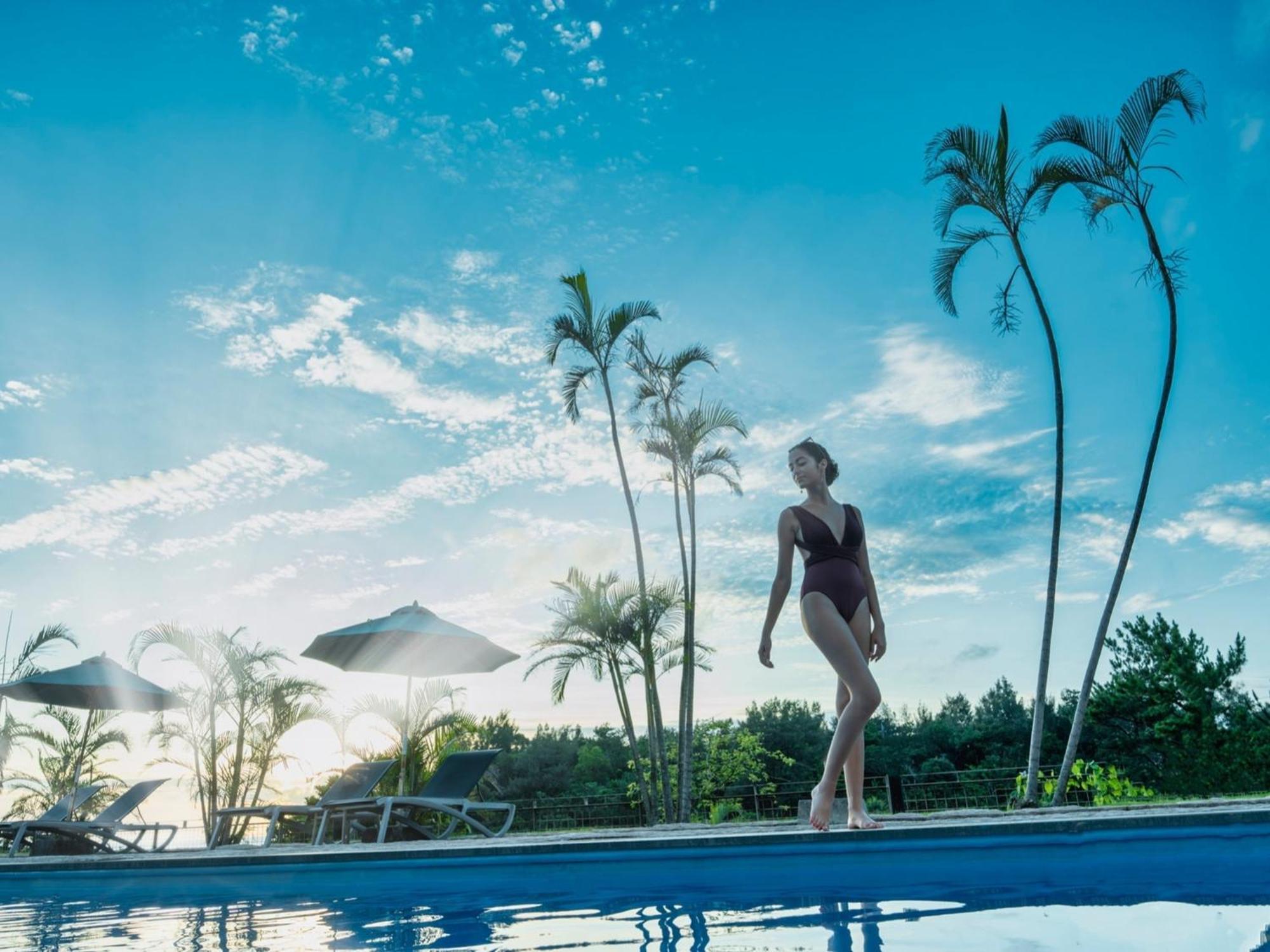 Oriental Hotel Okinawa Resort & Spa Nago Exterior foto A woman in a swimsuit