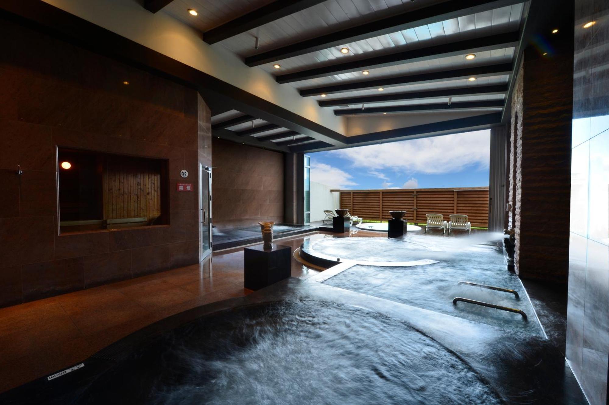 Oriental Hotel Okinawa Resort & Spa Nago Exterior foto A modern onsen in Tokyo